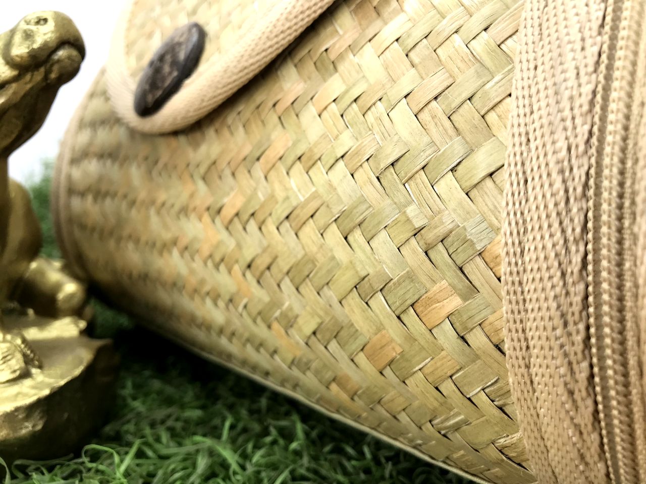 Balo cỏ bàng kết hợp với trang phục đơn giản