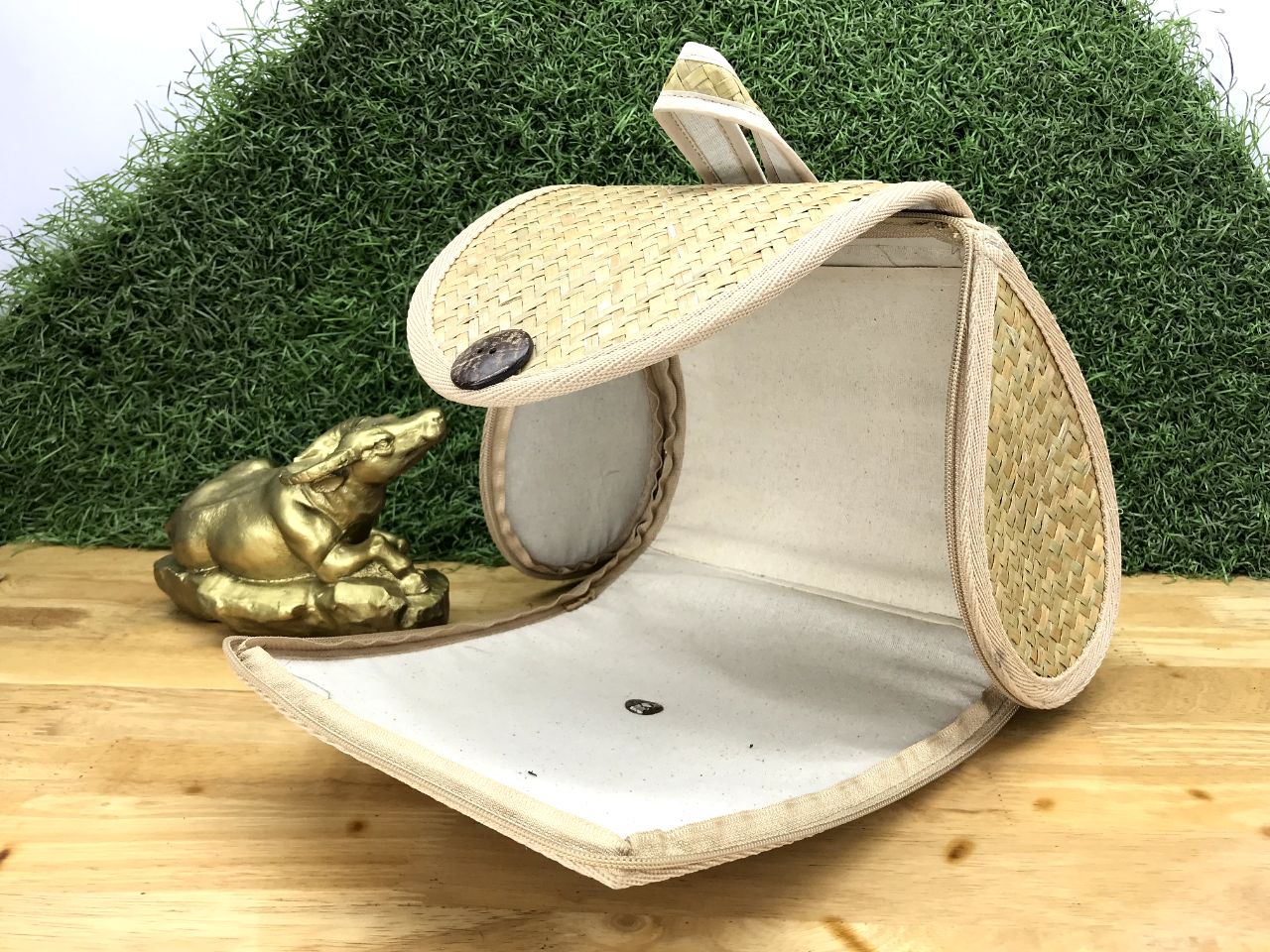 Phối với quần jeans cạp cao và áo len đan